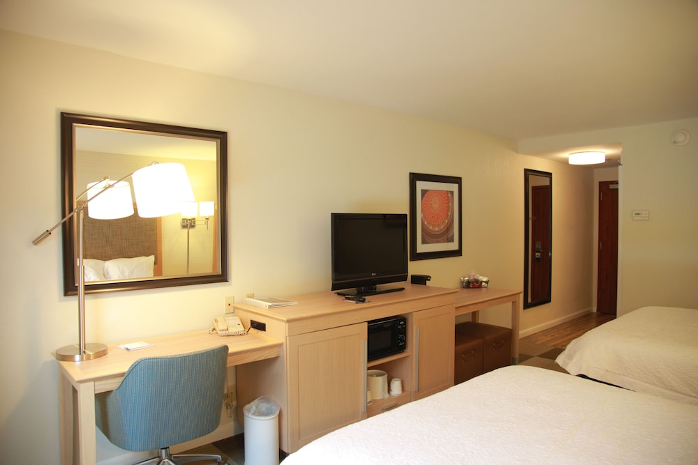 Room, 2 Queen Beds, Accessible, Bathtub - Photo 5