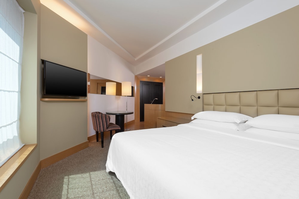 Premium Room, 1 King Bed - Photo 2