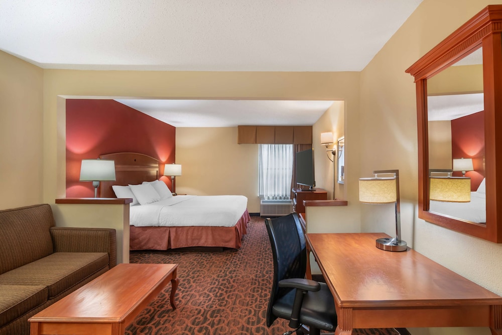 Suite, 1 King Bed, Non Smoking (with Single Sofabed) - Photo 3