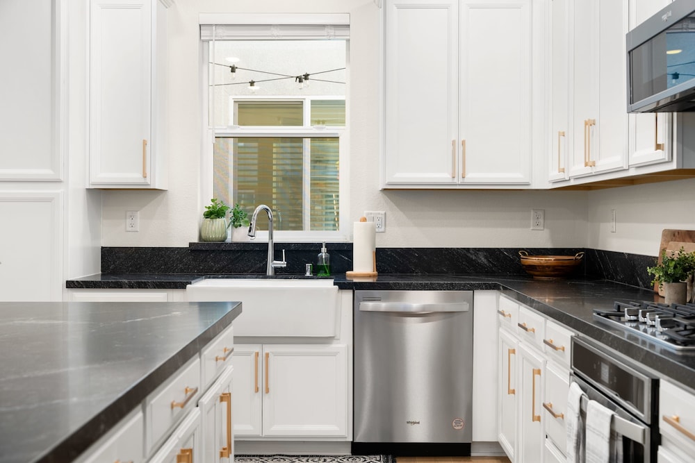 Modern 4BR Home Nr Airport DT w Fire Pit, Billede 56