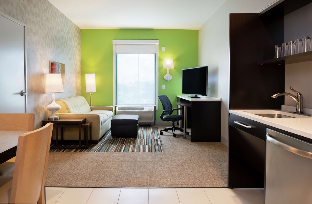 Suite, 1 King Bed, Accessible (Mobility & Hearing, Roll-in Shower) photo 3
