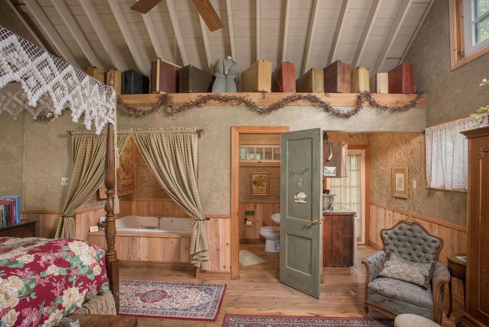 Classic Cabin, 1 King Bed, Jetted Tub (France) photo 3