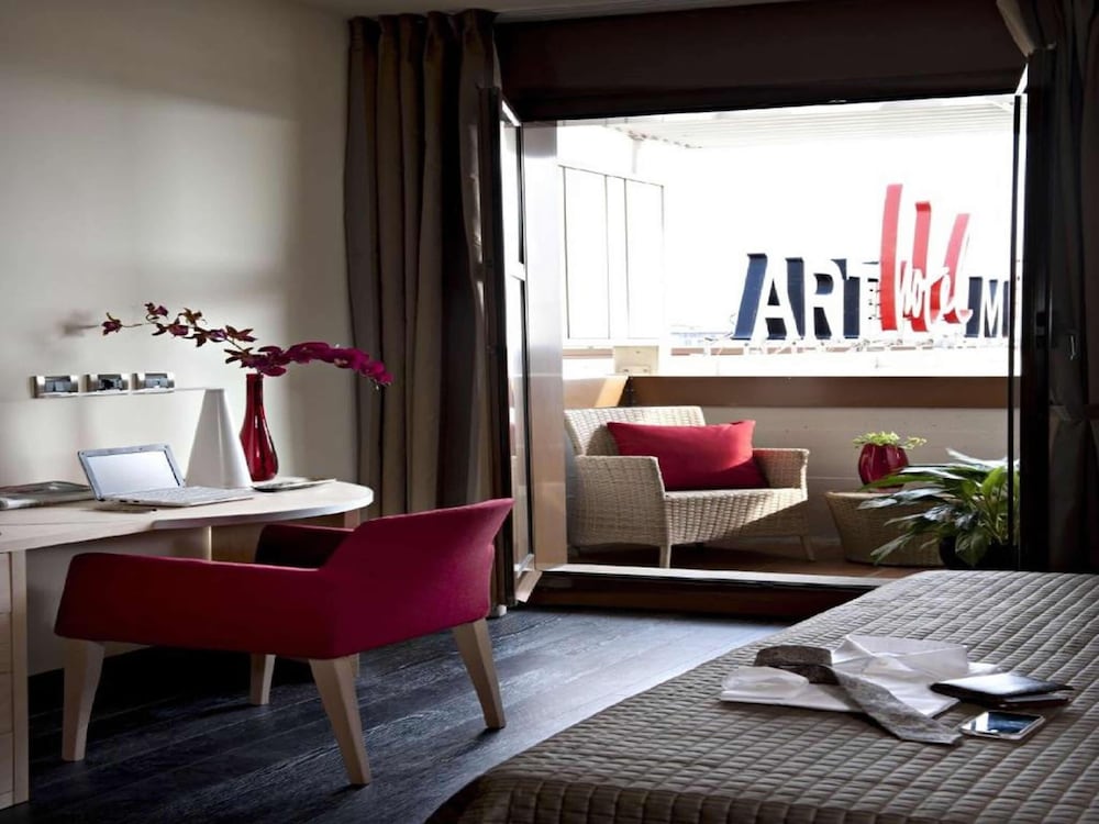 Suite, Jetted Tub - Photo 2