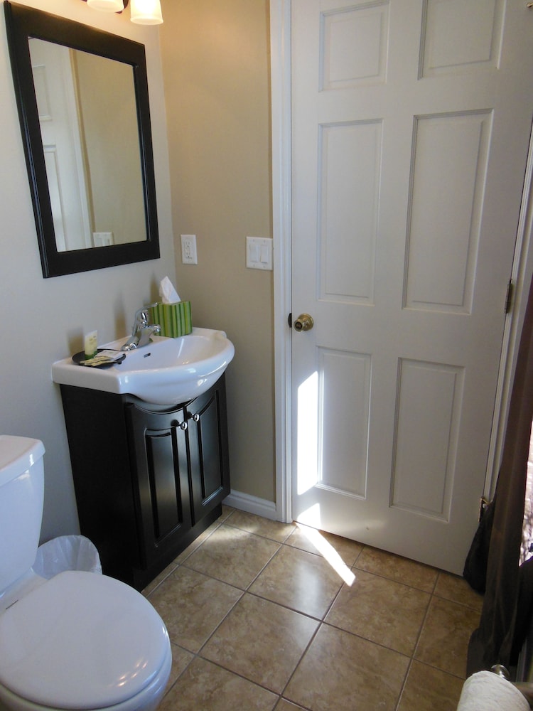Standard Room, 1 King Bed photo 3