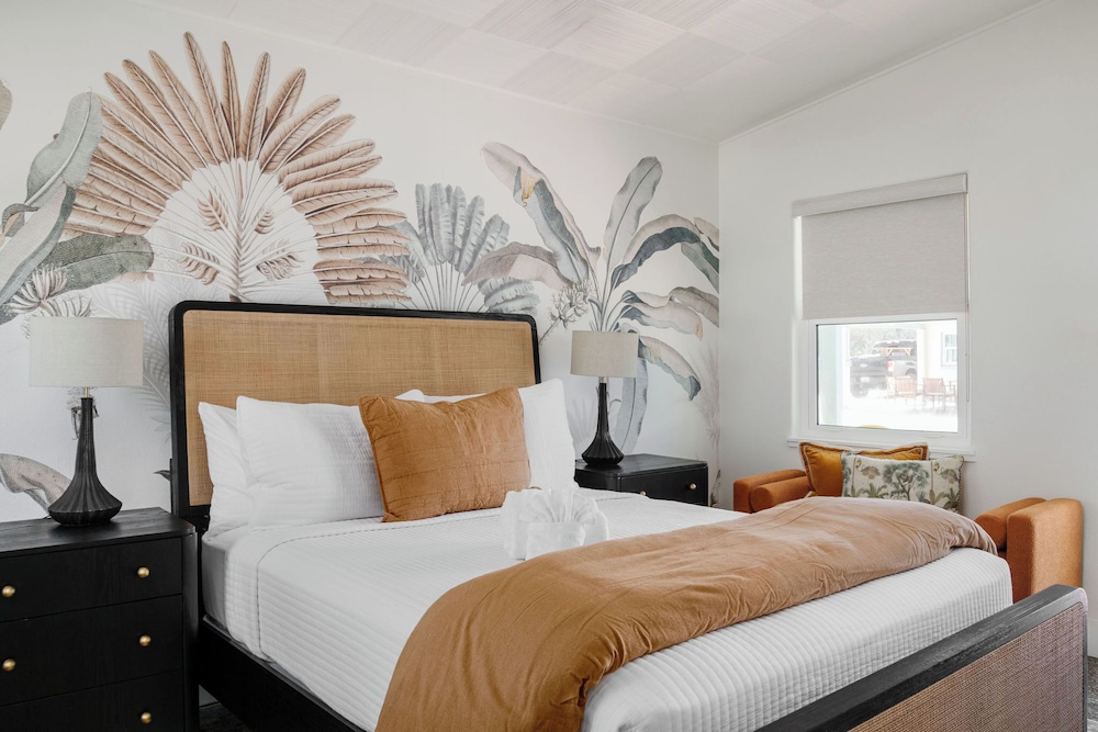 Superior Studio, 1 Queen Bed, Courtyard View, Ground Floor