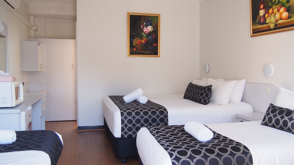 King + 2 Single Beds photo 2