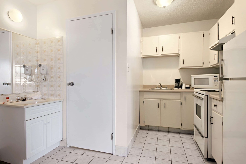 Standard Room, 2 Queen Beds, Kitchenette photo 2