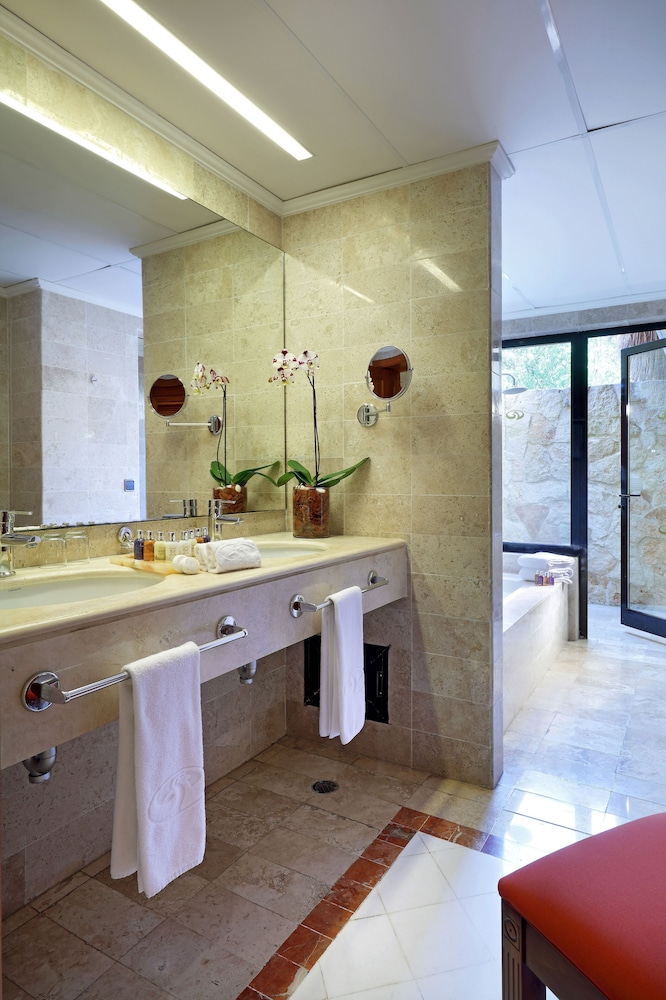 Romance Villa Suite Poolside thumbnail 5