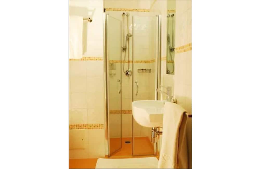 Standard Double or Twin Room photo 3