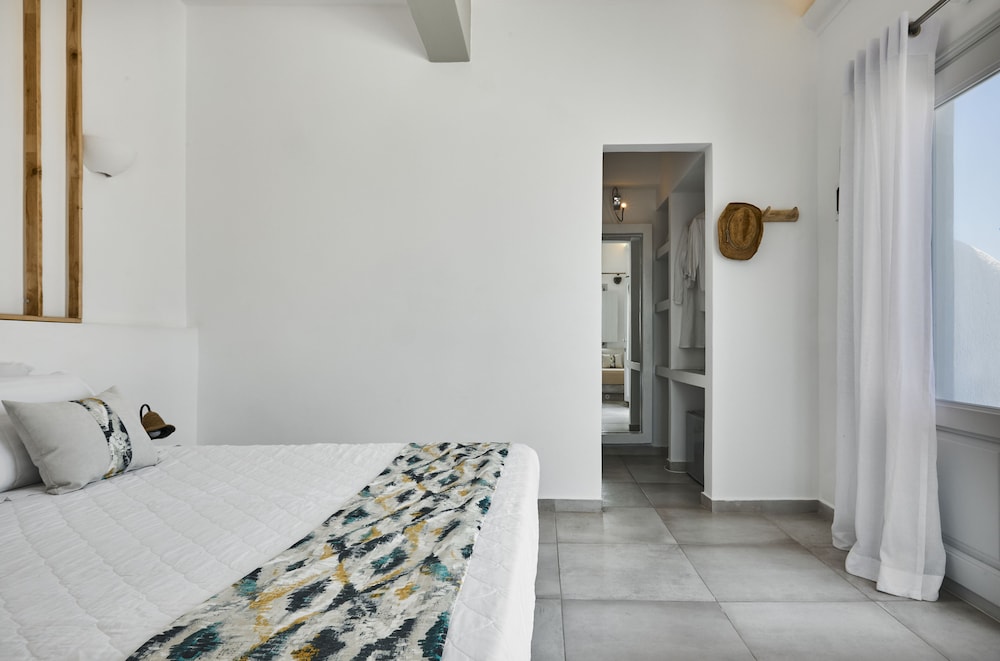 Elegant Suite with indoor jetted tub and sea view - Photo 1