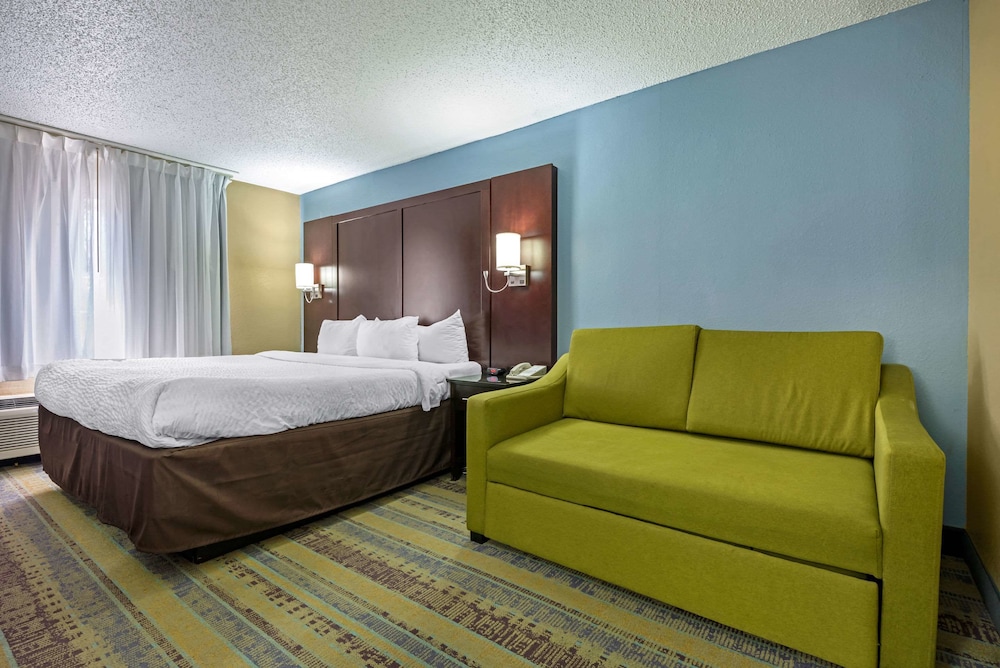 Standard Room, 1 King Bed with Sofa bed, Non Smoking - Photo 4