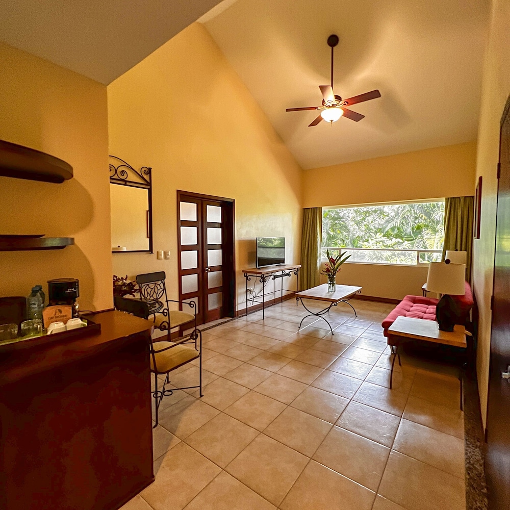 Suite - Photo 12