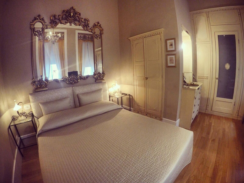 Junior Double Room, Courtyard View (Monfort)
