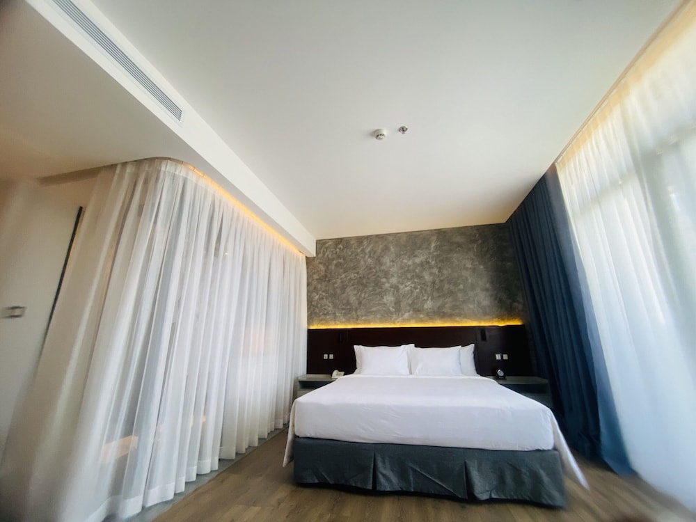 Superior Room, 1 King Bed, City View photo 3