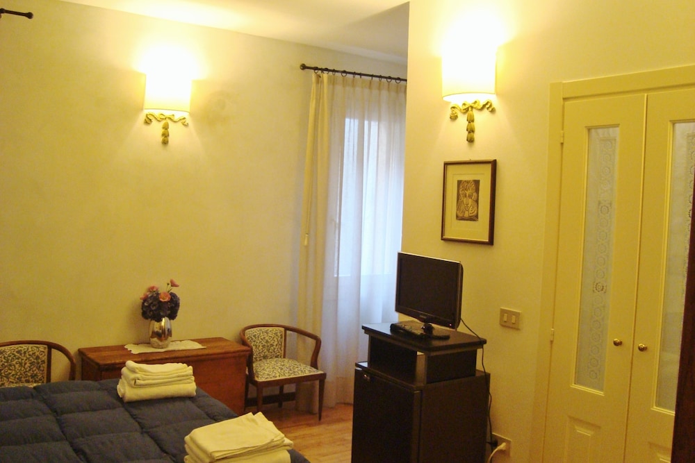 Basic Double Room, Private Bathroom photo 1