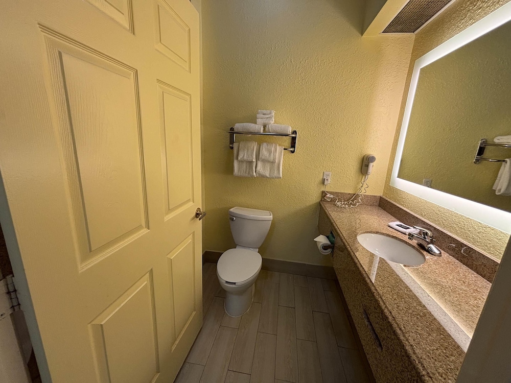 Suite, 1 King Bed, Non Smoking, Hot Tub (Refrigerator & Microwave) - Photo 6