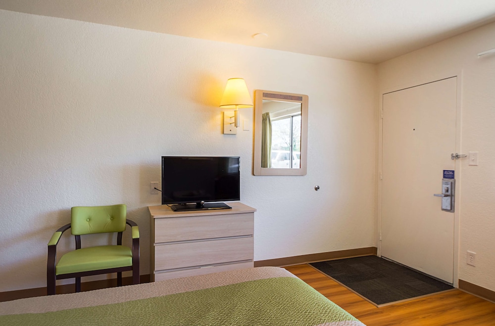 Standard Room, 1 Queen Bed, Non Smoking photo 2