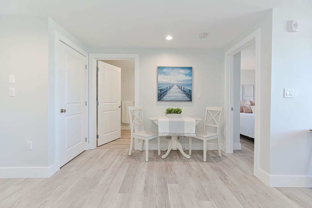 Premier Condo, 1 Bedroom, Balcony, Harbor View (203) photo 3