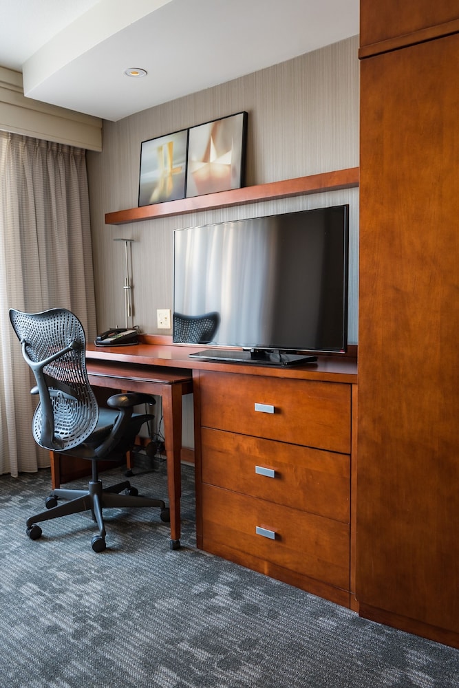 Room, 2 Queen Beds (Mobility/Hearing Accessible, Tub) - Photo 2