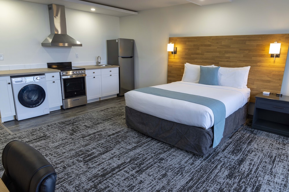 Signature Room, 1 King Bed, Kitchen, Partial Ocean View photo 3