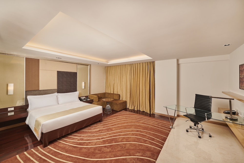 Suite, 1 King Bed, Smoking, Club Lounge Access