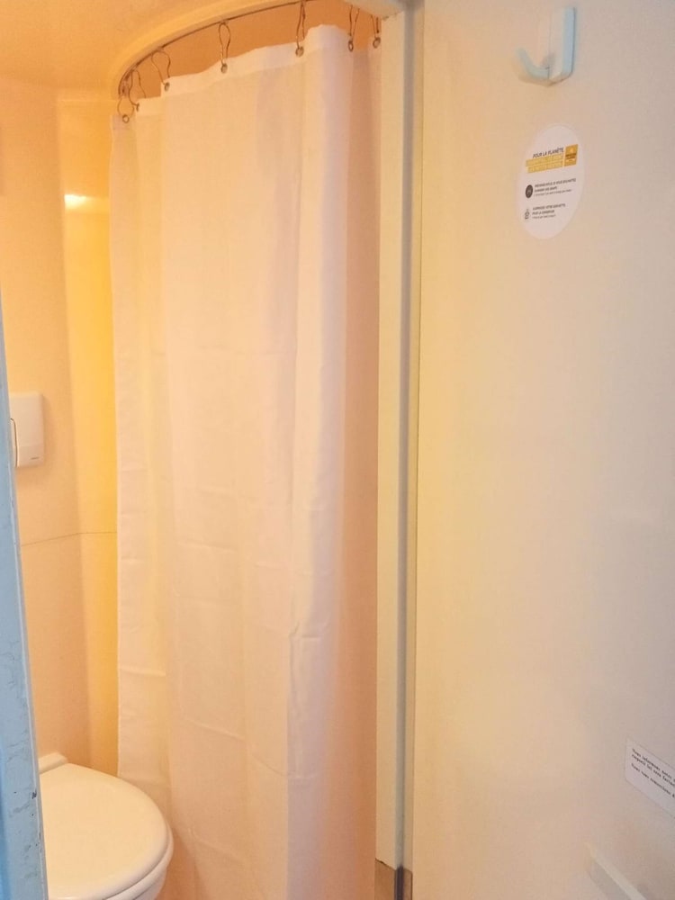 Standard Room, 3 Twin Beds - Photo 10