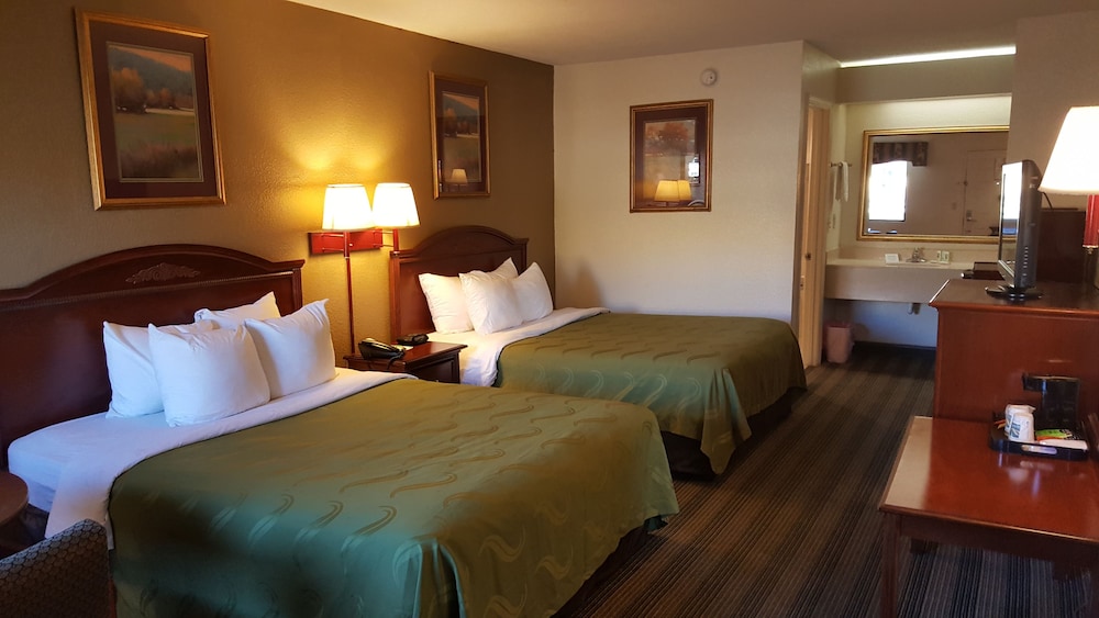 Standard Room, 2 Queen Beds, Non Smoking - Photo 8