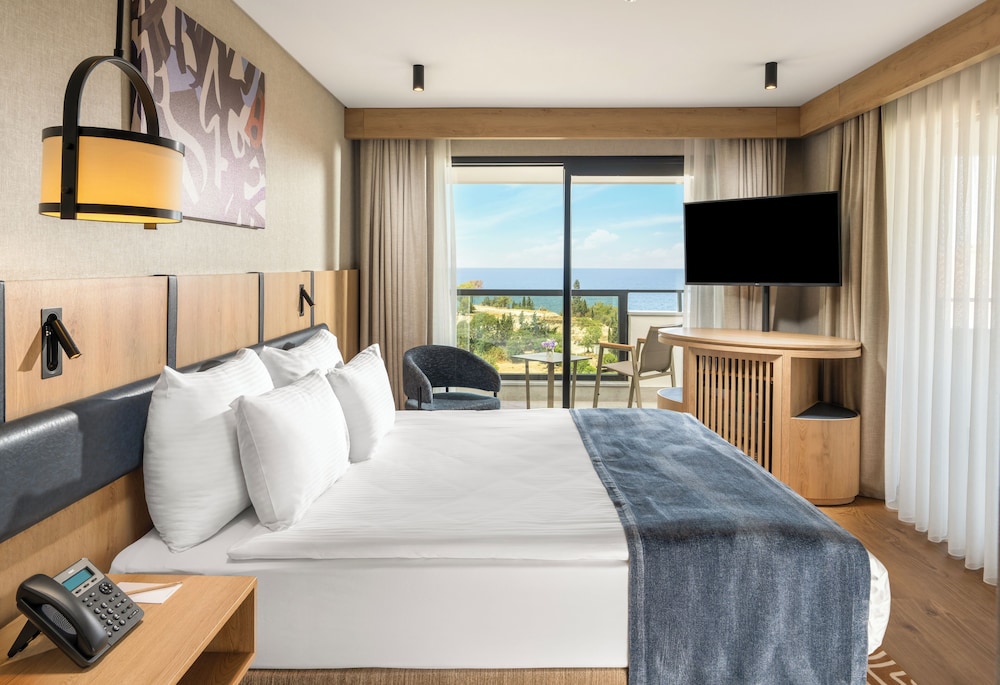 Deluxe Room with Queen Size Bed, Sea View - Photo 5
