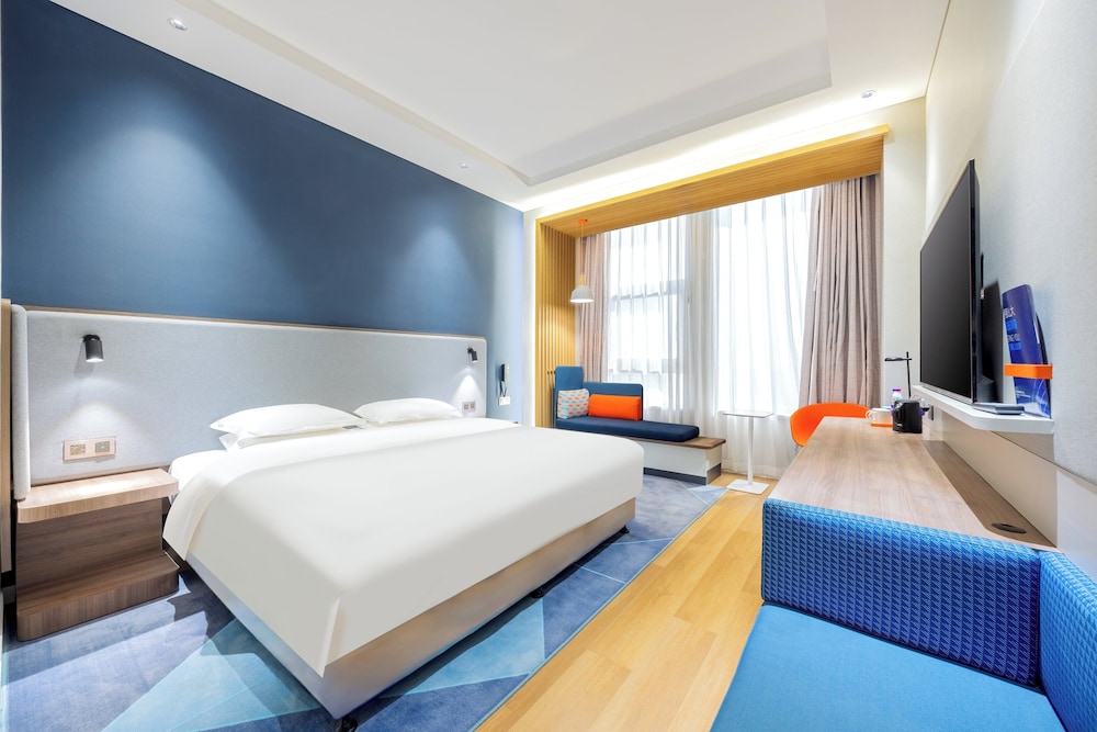 Standard Room, 1 King Bed - Photo 5