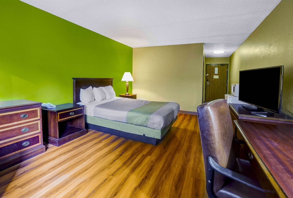 Standard Room, 1 Queen Bed, Non Smoking - Photo 1