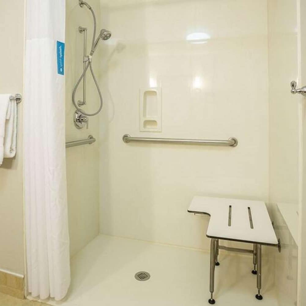 Accessible King Room with Walk In Shower - Photo 1