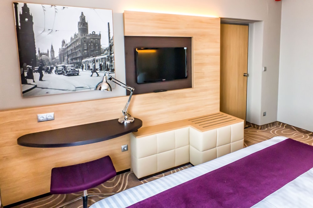 Suite, 1 King Bed with Sofa bed