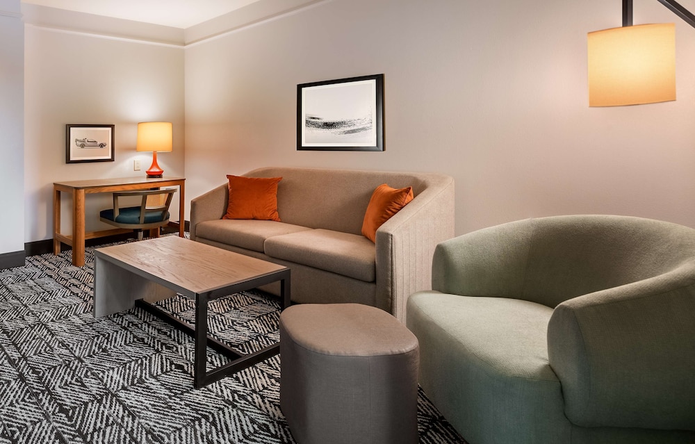 1 King 1 Bedroom Mob/ Hear Accessible Suite - Photo 2
