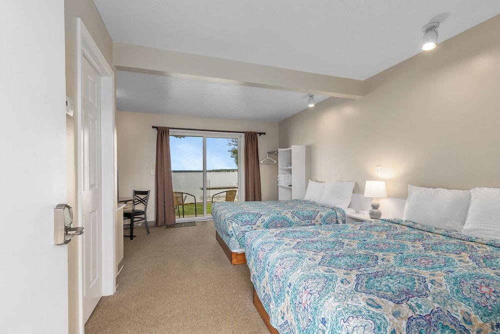 Comfort Room, 2 Double Beds, Lake View photo 2