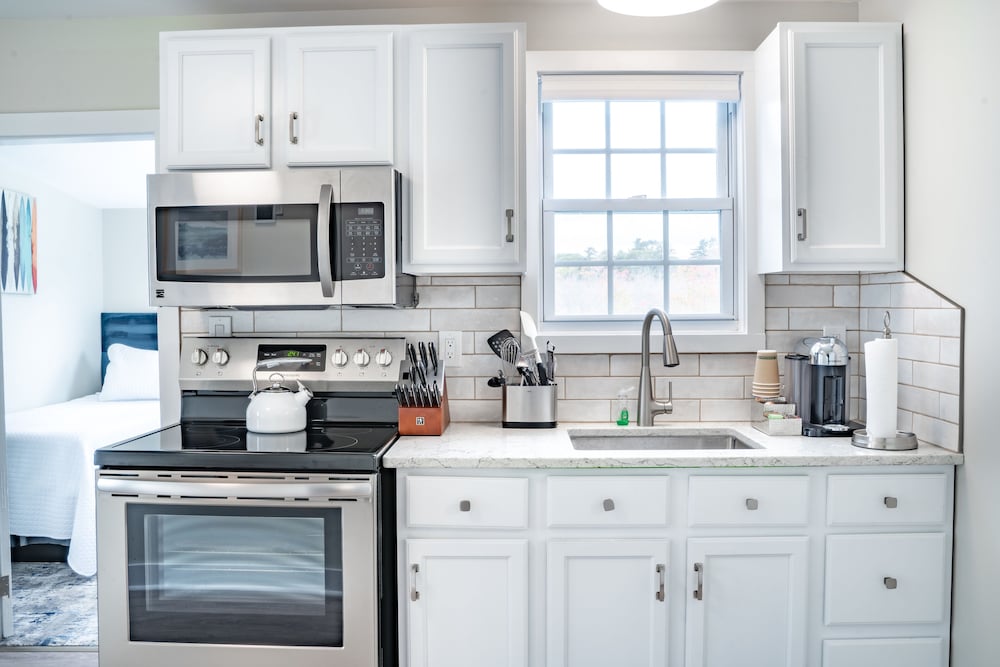 Queen w/ Kitchen & Separate Bedroom photo 3