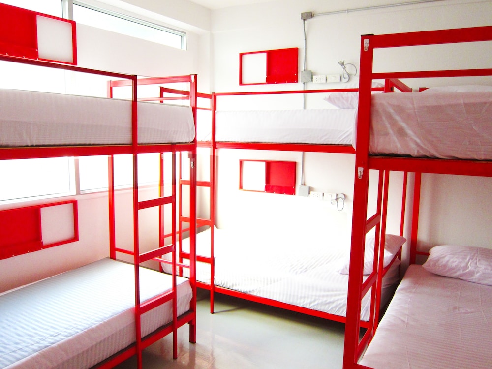 6-bed mixed dorm photo 3