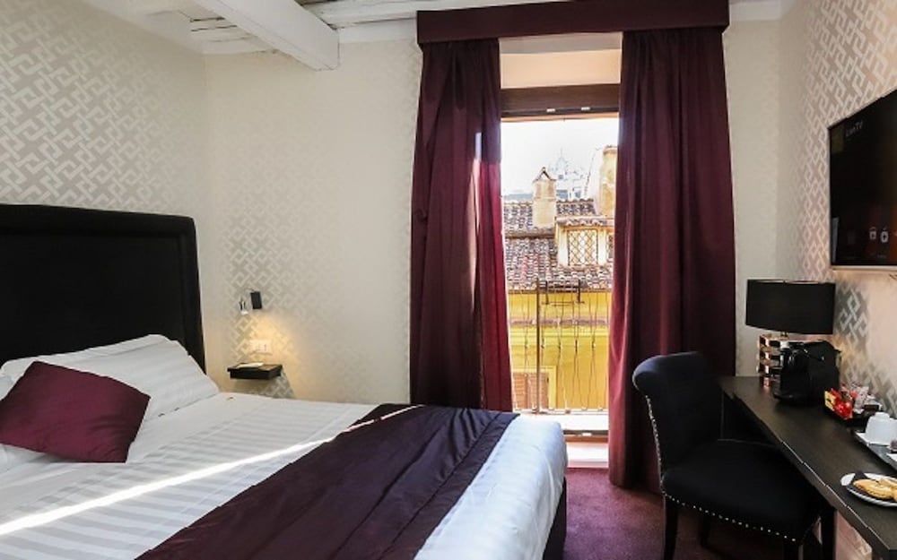Comfort Room, Balcony, City View photo 2