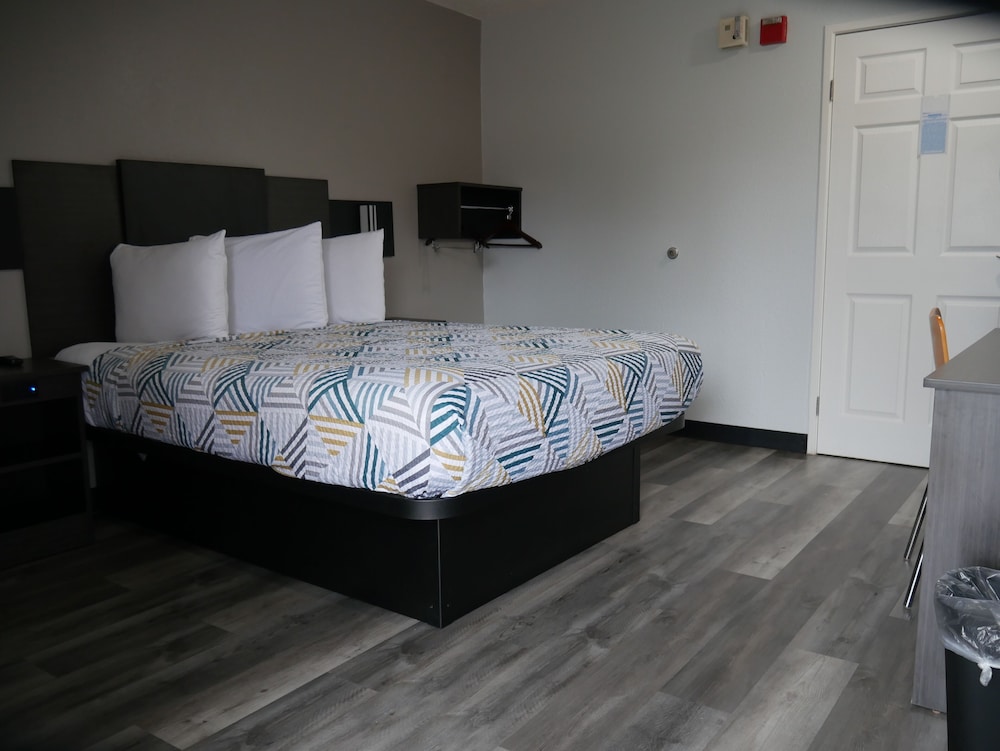 Deluxe Room, 1 Queen Bed, Non Smoking, Refrigerator & Microwave photo 2