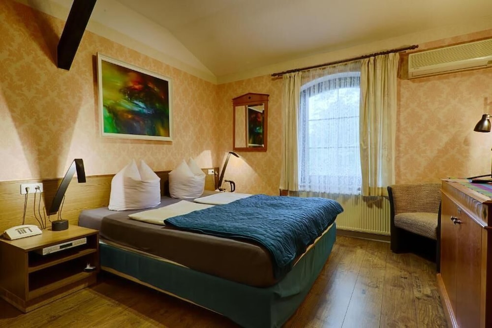Standard Triple Room, Private Bathroom - Photo 3