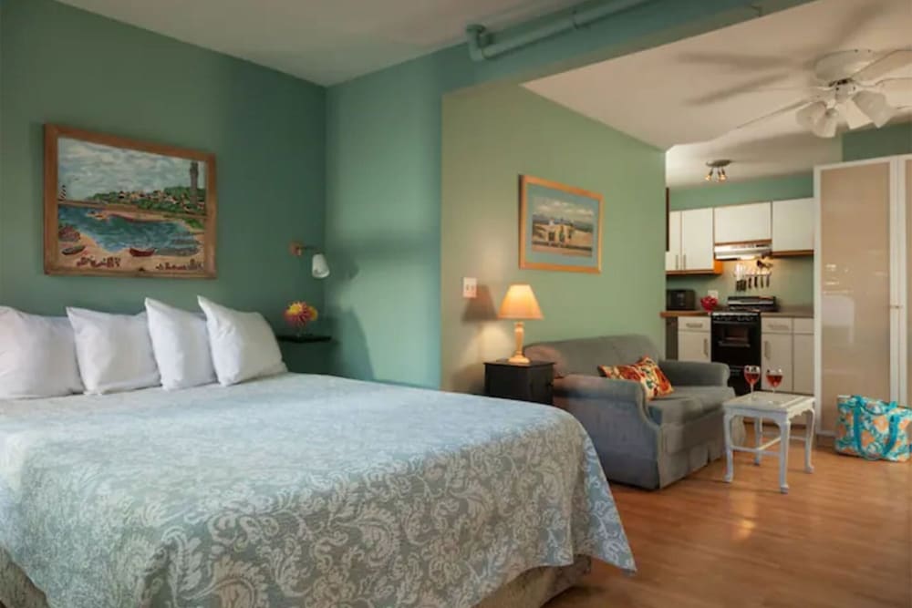 Superior Studio, 1 Queen Bed, Non Smoking, Kitchenette
