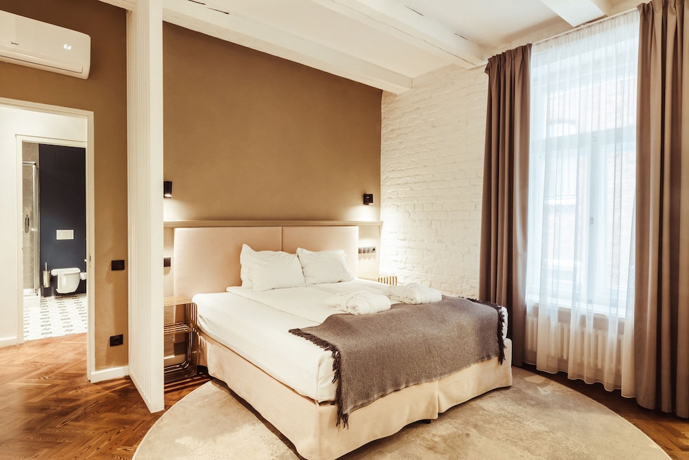 Suite - Photo 2