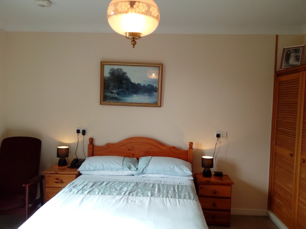 Basic Double Room, 1 Double Bed, Shared Bathroom photo 3