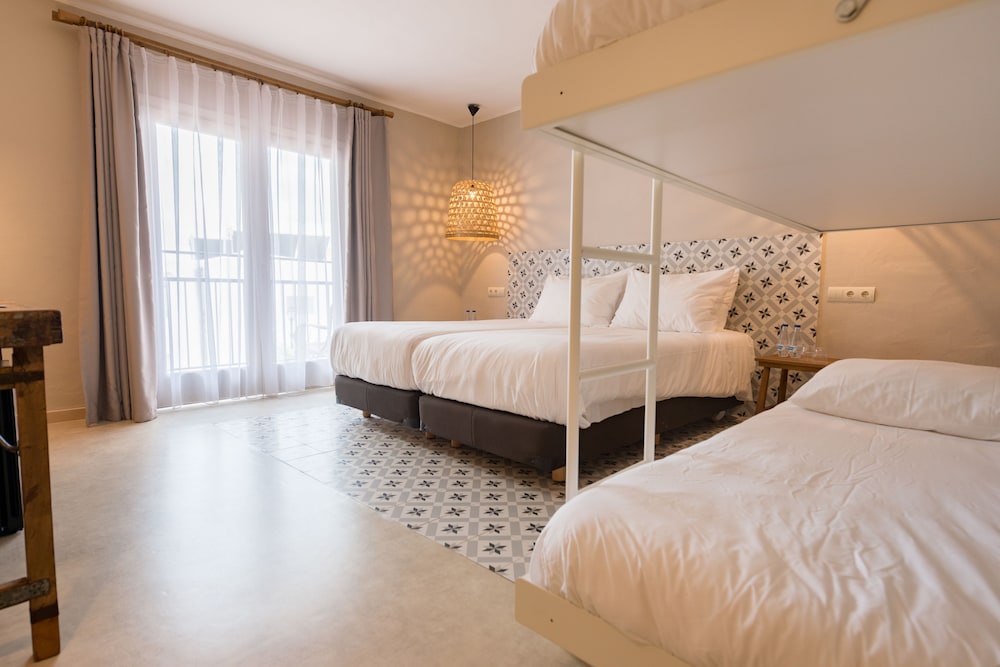 Habitación Cuádruple Estándar, Vista al Jardín
