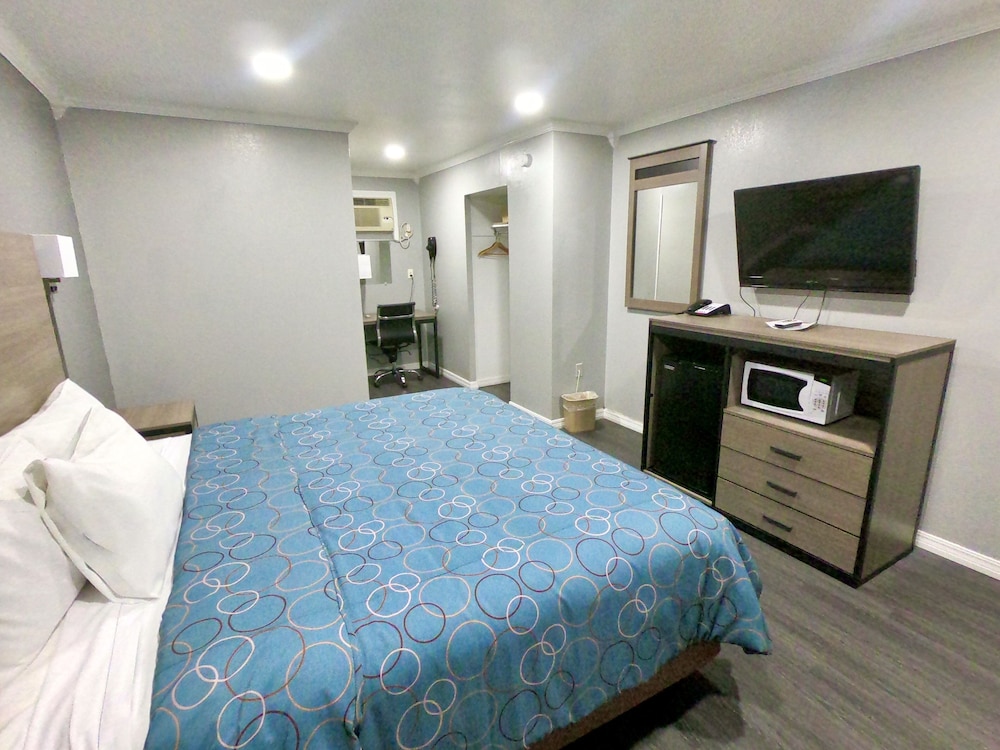 Deluxe Room, 1 King Bed, Smoking photo 2