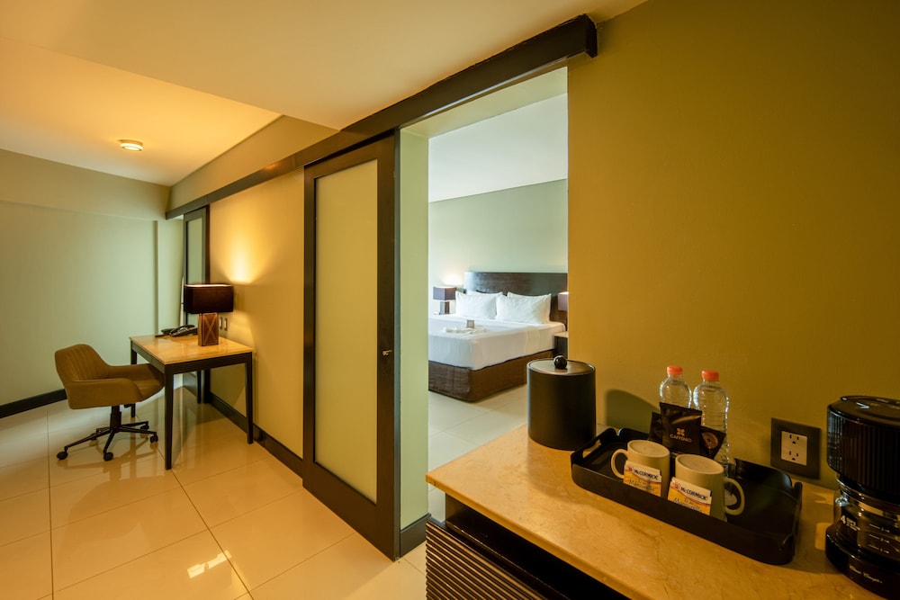 Suite, 1 Bedroom - Photo 4