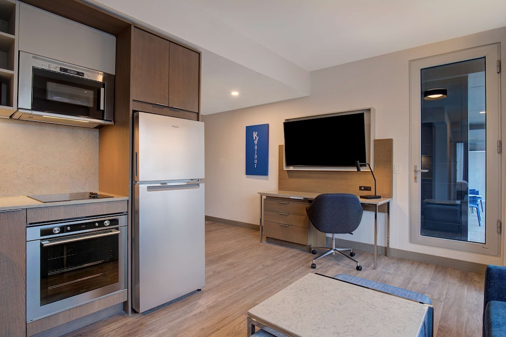 Suite, 1 Bedroom, Balcony - Photo 7