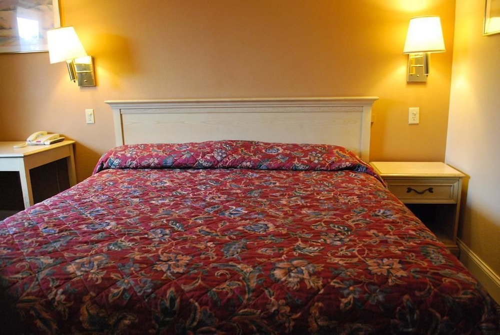 Standard Room, 1 King Bed, Smoking photo 3
