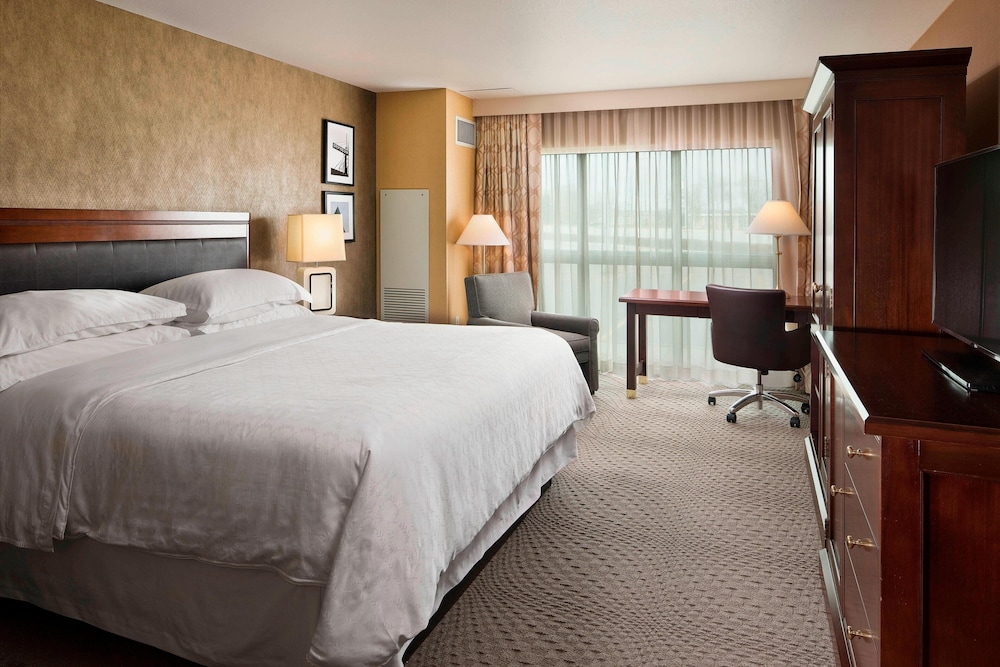 Executive Room, 1 King Bed, Tower - Photo 1