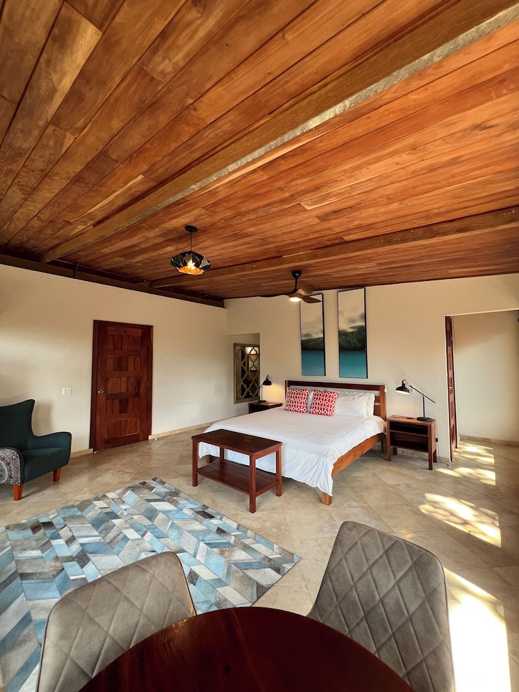 Gallery Room, 1 King Bed photo 2