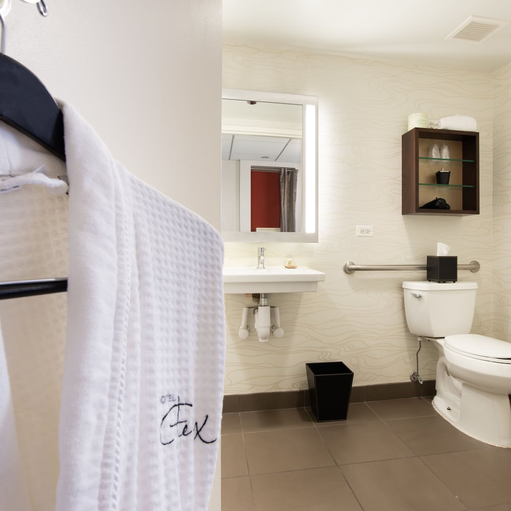 Room, 1 King Bed, Accessible Bathtub - Photo 15
